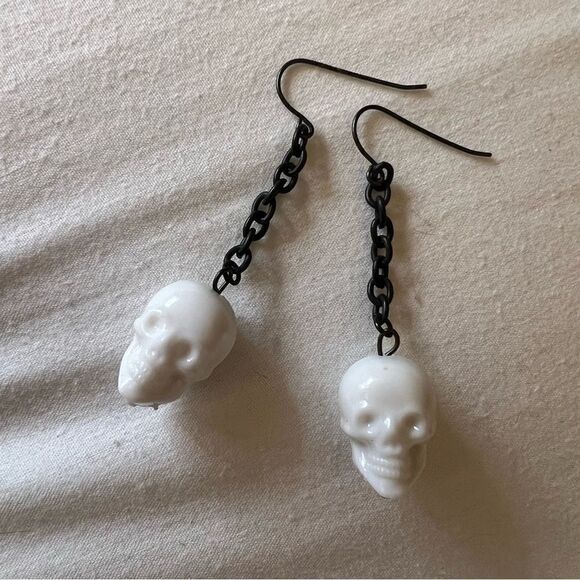 Vintage mallgoth white skull drop earrings - Picture 1 of 7